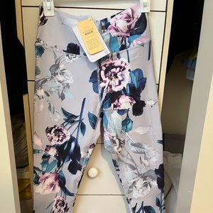 Fabletics flower print leggings size M High Rise capri